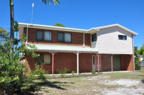 31 Bombala Crescent - Two storey home with covered outdoor deck, fully fenced backyard. Pet friendly